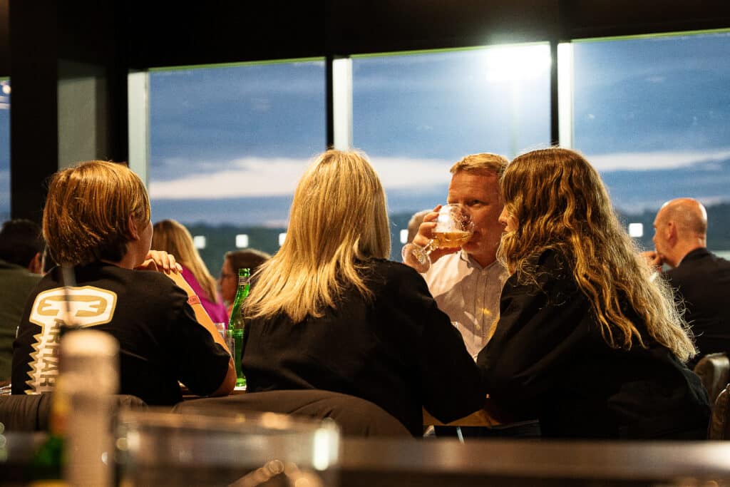 Des Soirées Sport & Business : Photo dans les salons VIP. Devenir partenaire de Provence Rugby : quels avantages chaque mois ?